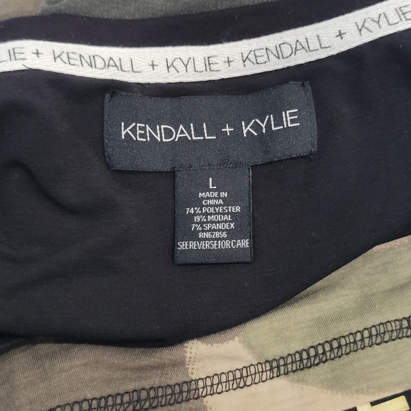 Kendall + Kylie NWOT Large Green Camo Double Layer Crop Tee - Picture 7 of 9